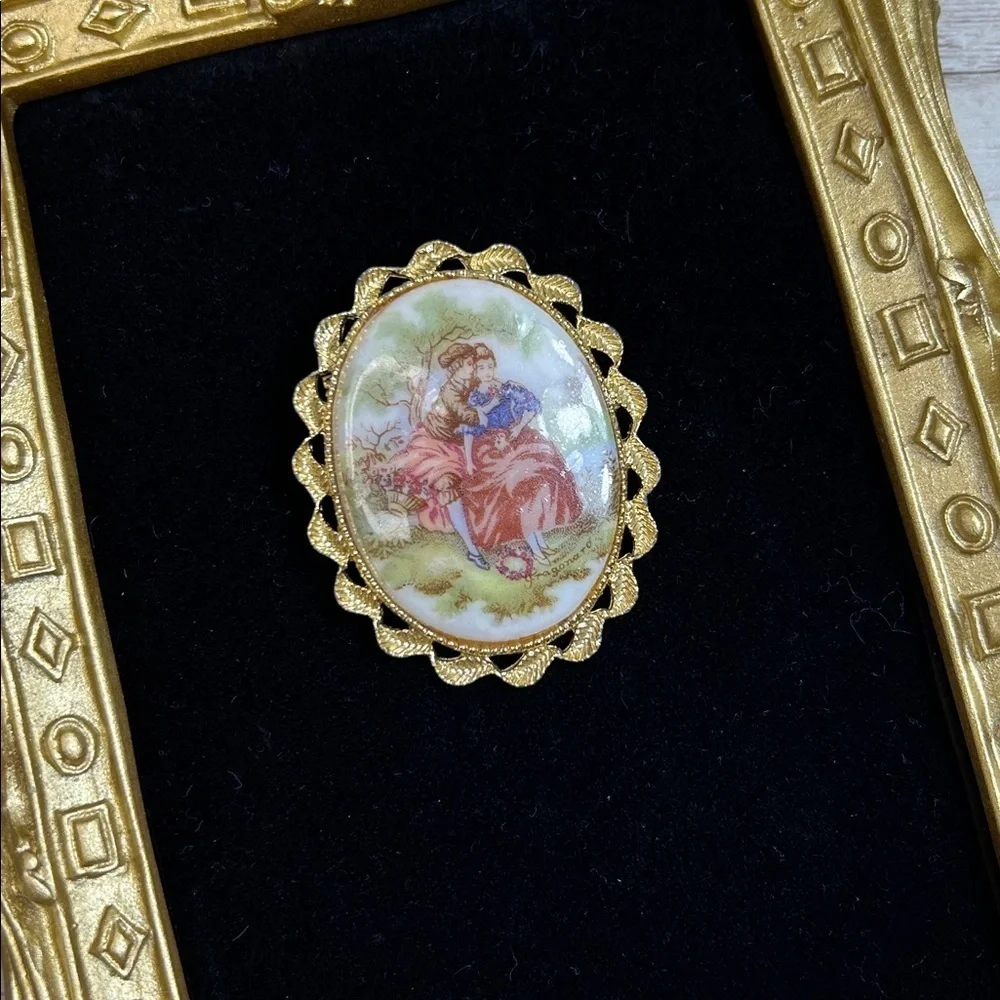 Vintage Fragonard porcelain courting couple brooch w/ gold-tone scallop setting